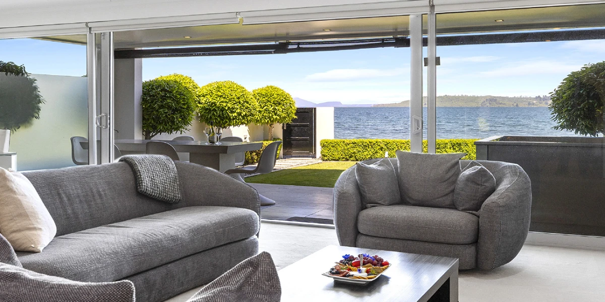 Lakefront Apartment & Breakfast at The Cove